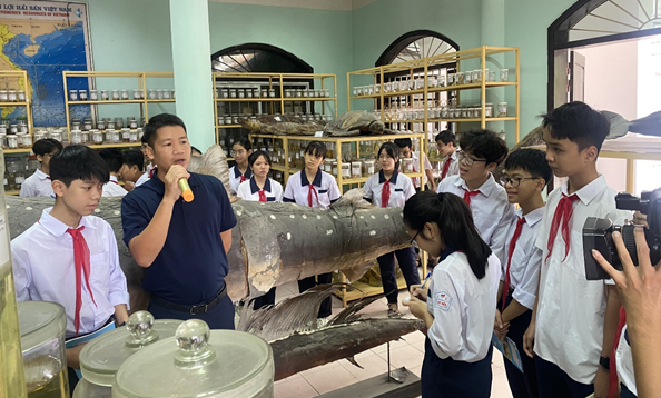 Học sinh Khối 8 Trường THCS Lạc Viên tham gia trải nghiệm khoa học tự nhiên và thăm quan Bảo tàng sinh vật biển