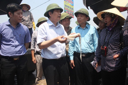 Bộ trưởng Bộ Nông nghiệp và PTNT thị sát và thăm hỏi ngư dân Quảng Bình, Quảng Trị (10/05/2016)